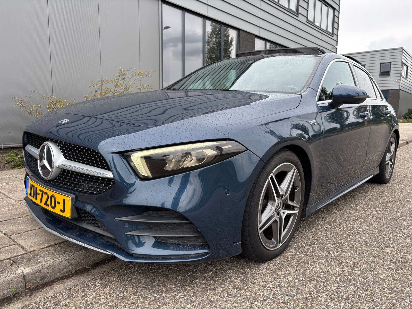 Mercedes A180 AMG AUT. Panoramadak, 136 pk, 4 cilinders, Blauw, Leder en Stof