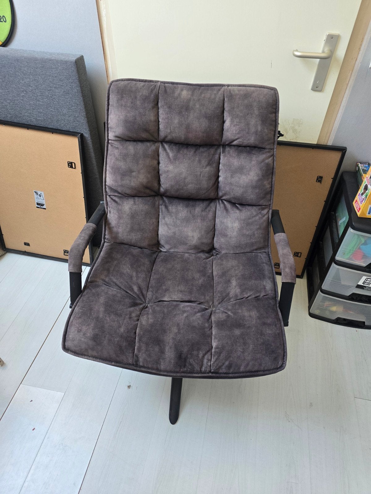 Comfortabele grijze stoel met armleuningen, Ophalen, Modern, Comfortabel, Gebruikt, Stof
