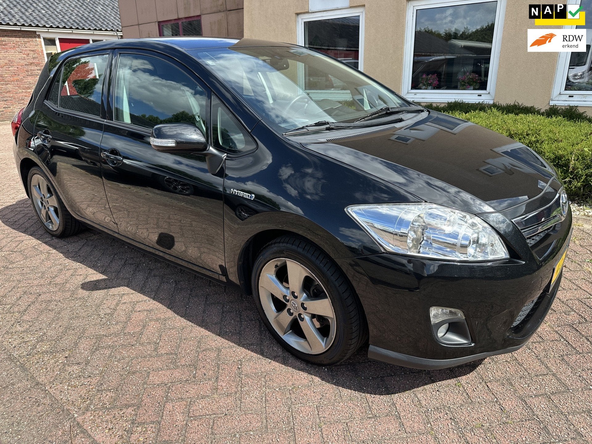 Toyota Auris 1.8 Full Hybrid Executive NAVI/CAMERA/APK NAP, Euro 5, Gebruikt, 4 cilinders, Zwart