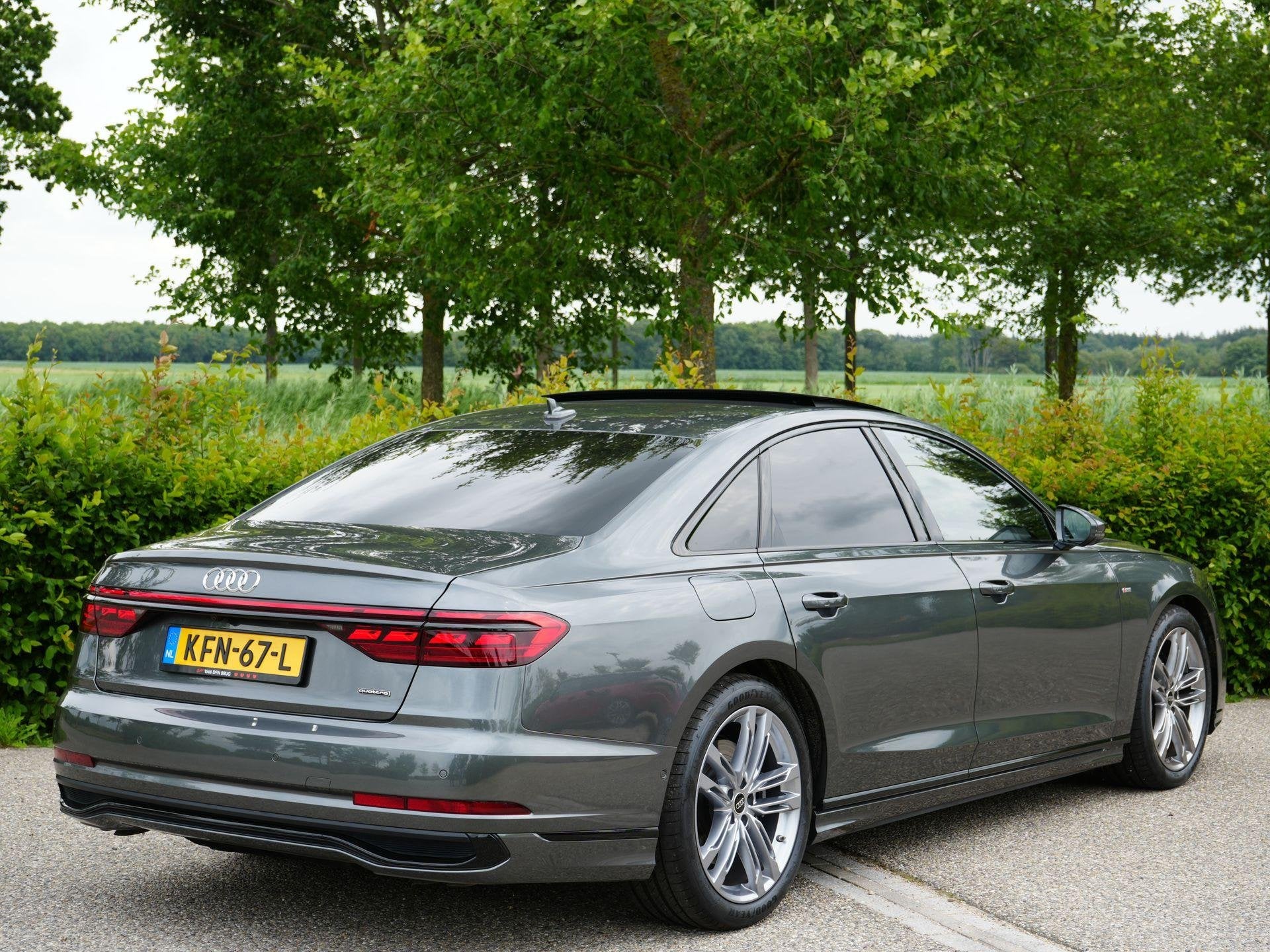 Foto 17 van Audi A8 S-Line 60 TFSI e 462 PK QUATTRO | Vierwielbesturing