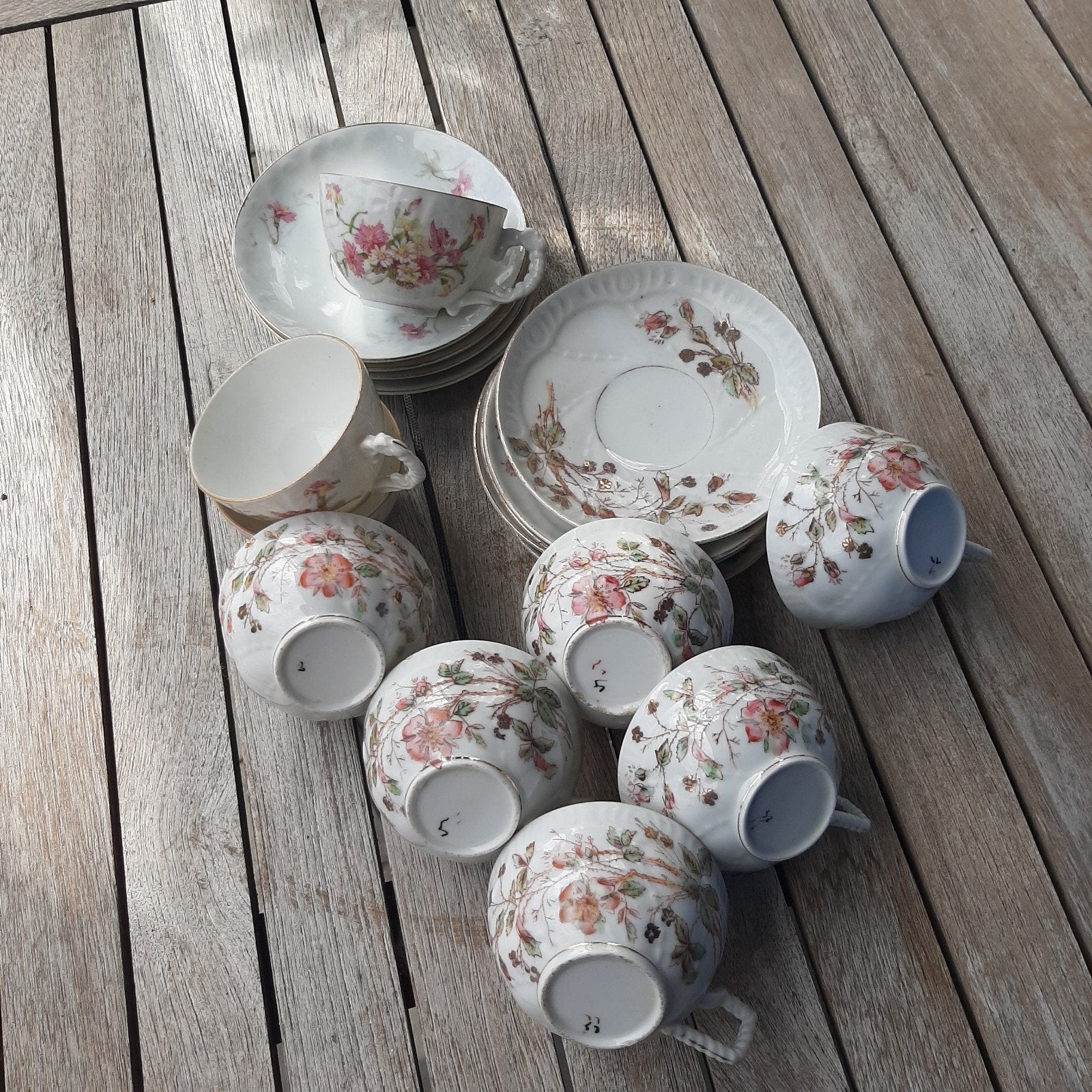 9 klassieke kopjes met schotels, Ophalen of Verzenden