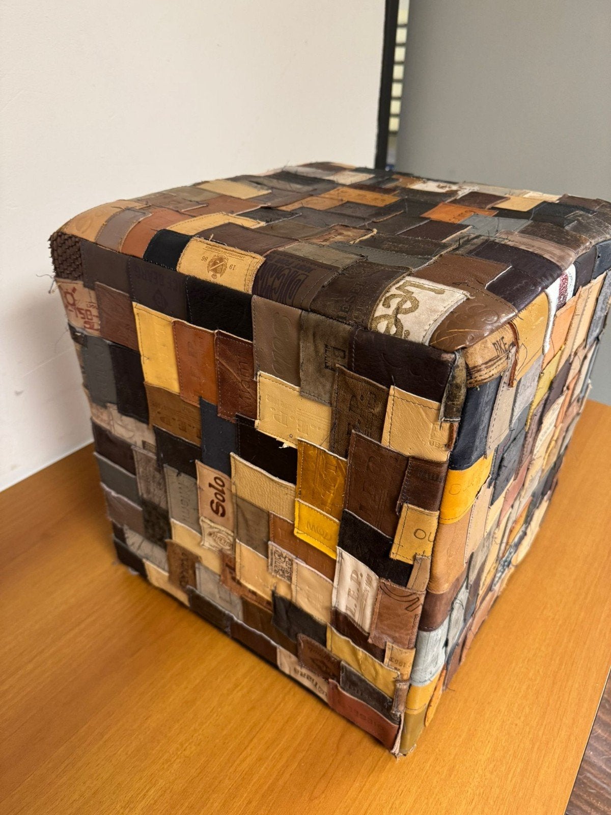 Unieke poef van leerlappen - Handgemaakt, Minder dan 50 cm, Gebruikt, Vierkant, Ophalen of Verzenden