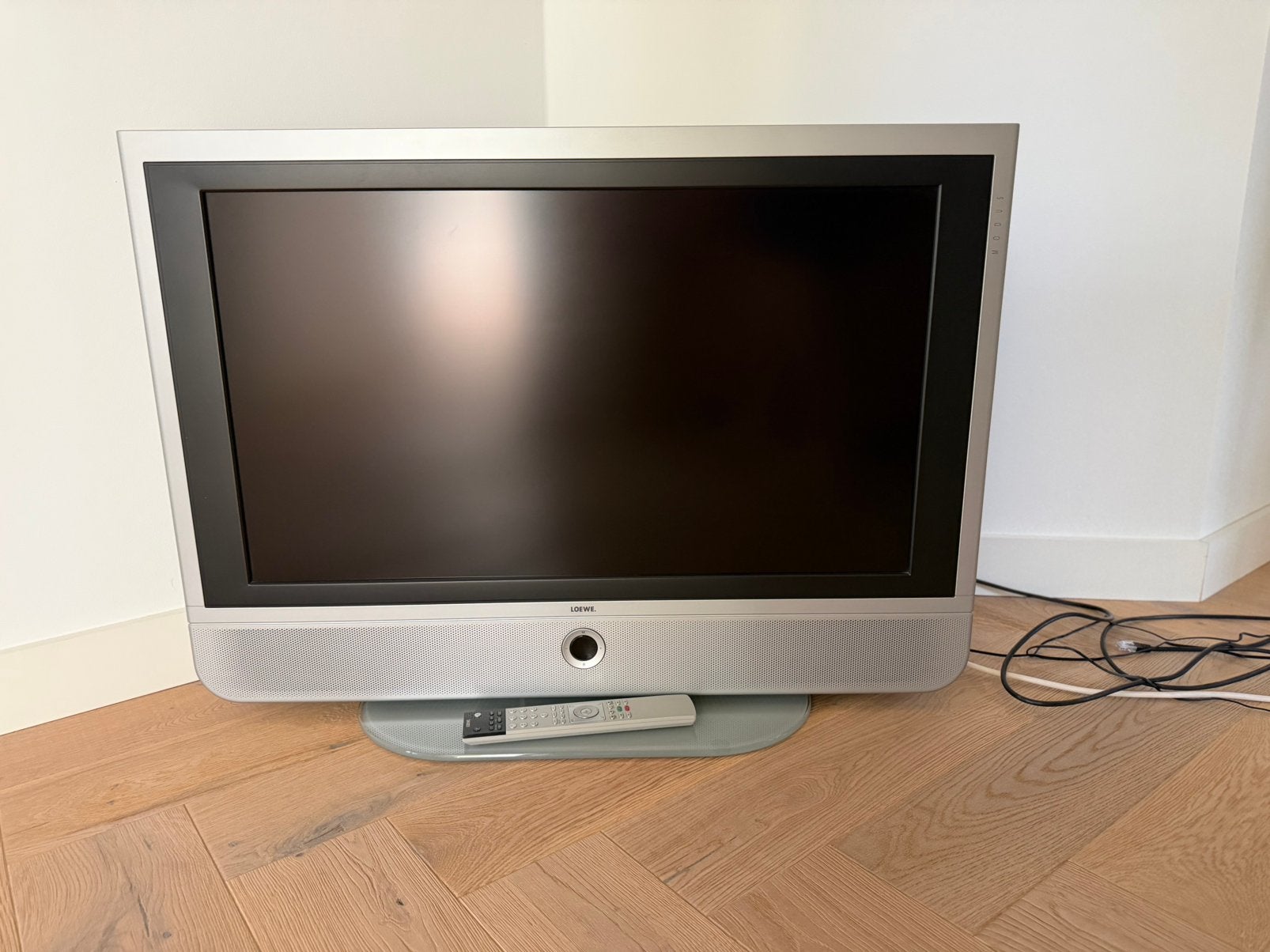 Gratis af te halen Lowe Modus L32, Audio, Tv en Foto, Ophalen, Zo goed als nieuw, 50 Hz