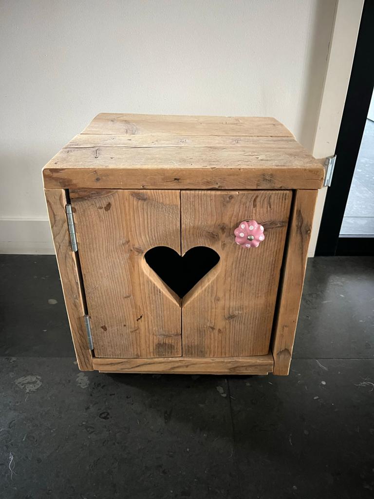 Houten nachtkastje/bijzettafel met hartuitsparing, Ophalen, Zo goed als nieuw