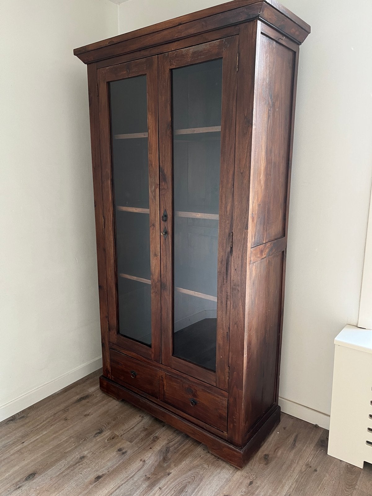Massief houten vitrinekast met glazen deuren, Antiek en Kunst, Ophalen