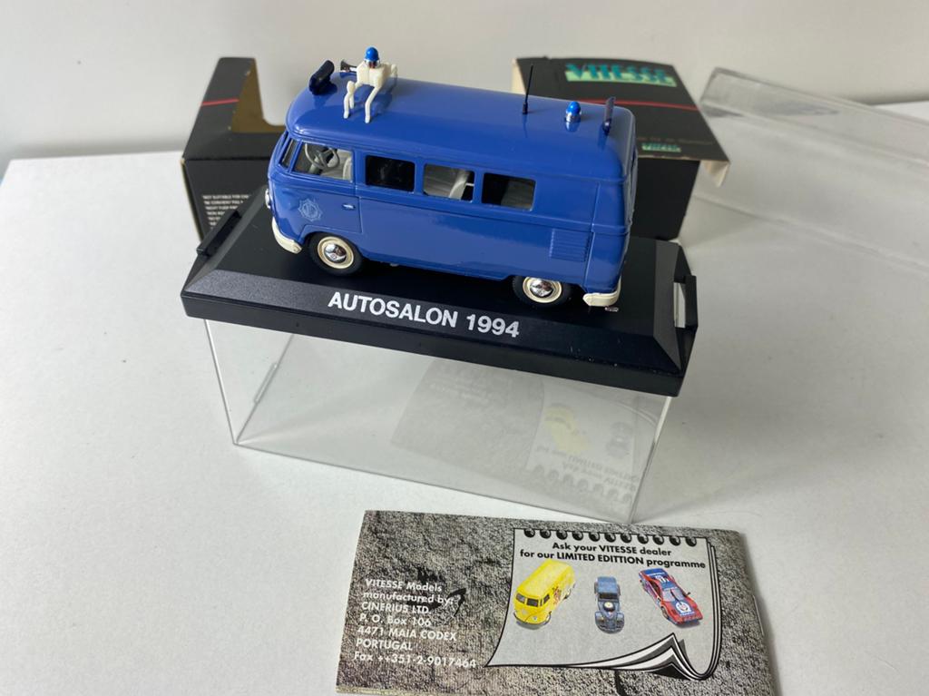 1:43 VOLKSWAGEN KOMBI T1-POLITIE-“Bijenkorf autoshow”, Hobby en Vrije tijd, Modelauto's | 1:43, Ophalen of Verzenden, Nieuw, Bus of Vrachtwagen