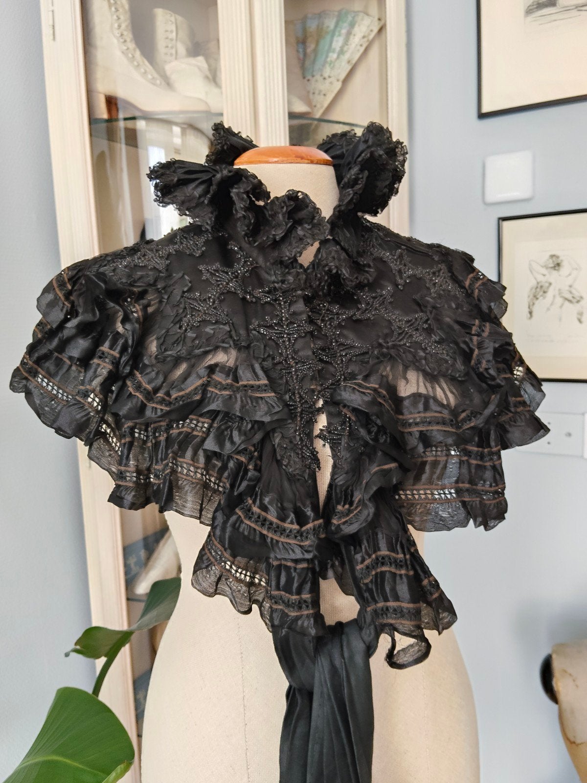 Antiek zwart zijde pelerine cape mantel kant zijde gitten, Antiek en Kunst, Antiek | Kleding en Accessoires, Ophalen of Verzenden