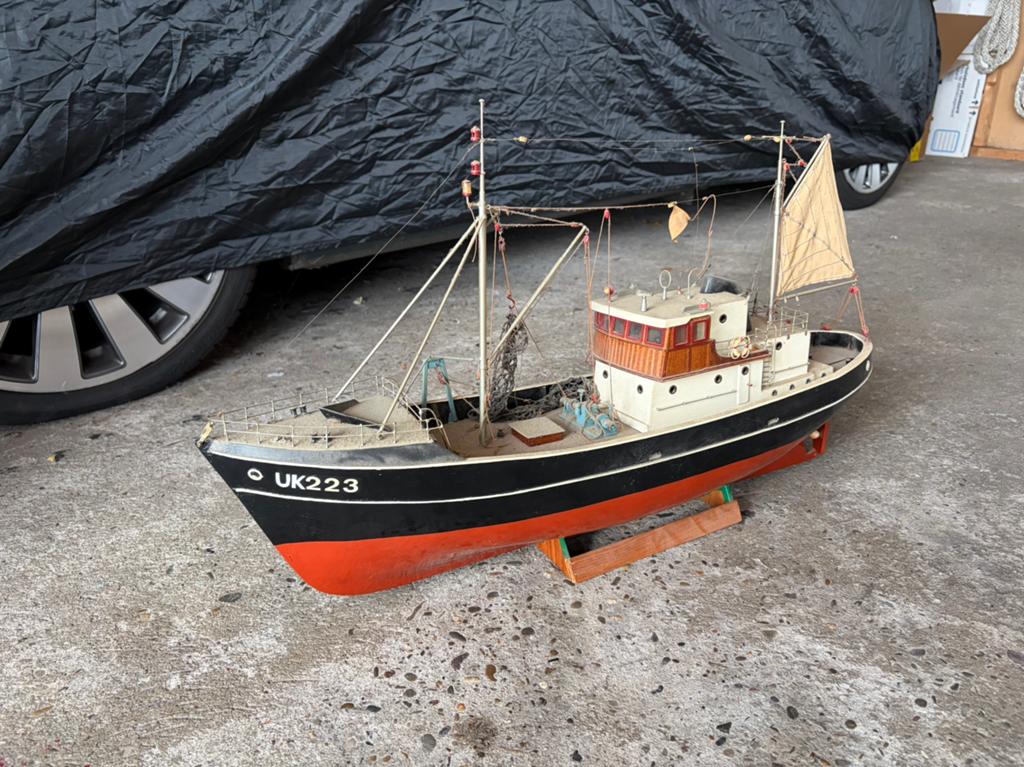 Authentiek model vissersschip UK223, Hobby en Vrije tijd, Modelbouw | Boten en Schepen, Ophalen, Gebruikt, 1:32 tot 1:50, Overige merken