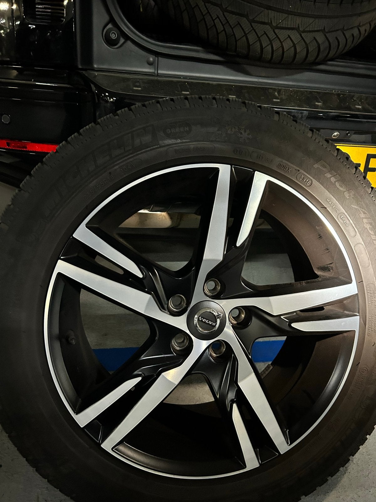 Michelin Pilot Alpine winterbanden op originele Volvo velgen, Ophalen, 18 inch, Gebruikt, Banden en Velgen