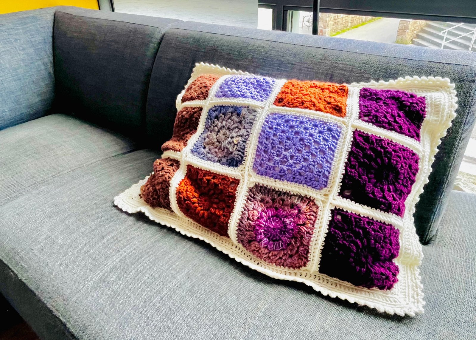 XL kussen Granny squares 70cm, Meerkleurig, Ophalen of Verzenden, Zo goed als nieuw, Handgemaakt