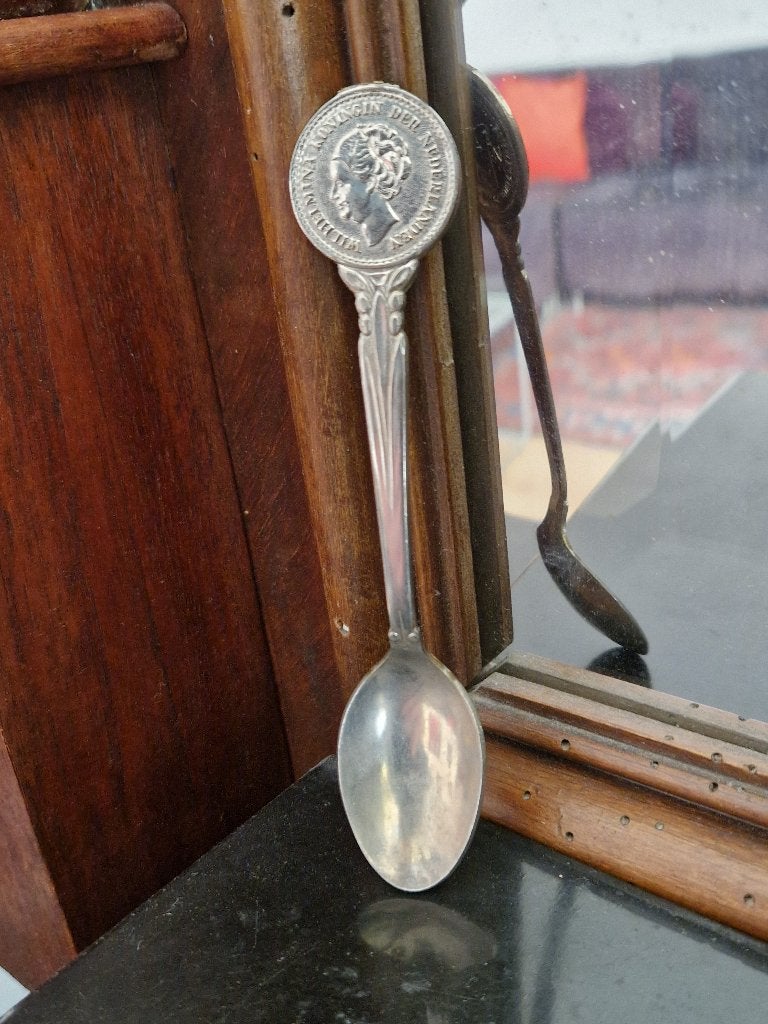 Verzilverd Wilhelmina lepeltje uit 1929 - met halve gulden, Ophalen of Verzenden