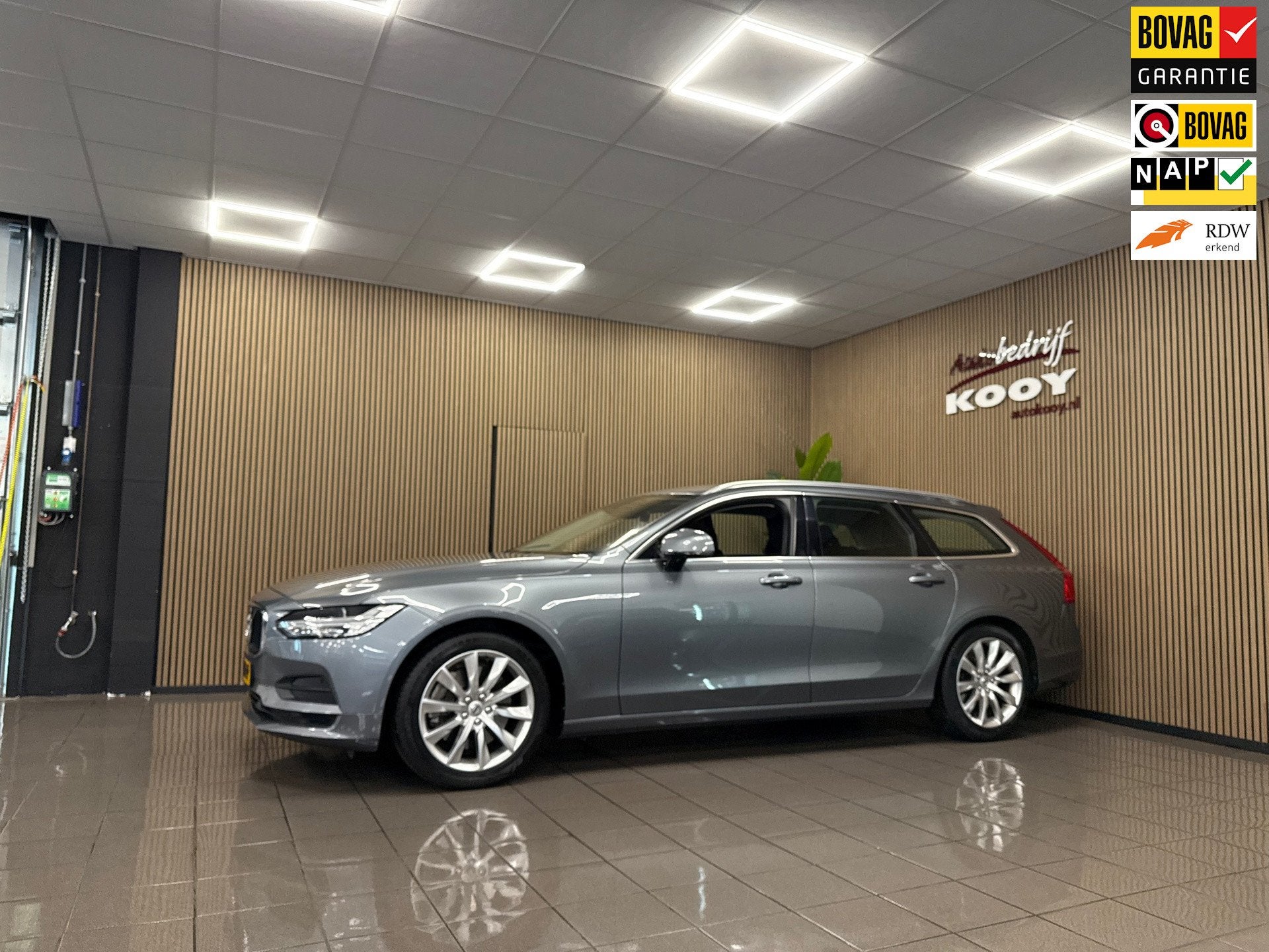 Volvo V90 2.0 T5 90th Anniversary Edition * Automaat / Trekh, 15 km/l, 4 cilinders, 1969 cc, 93 €/maand