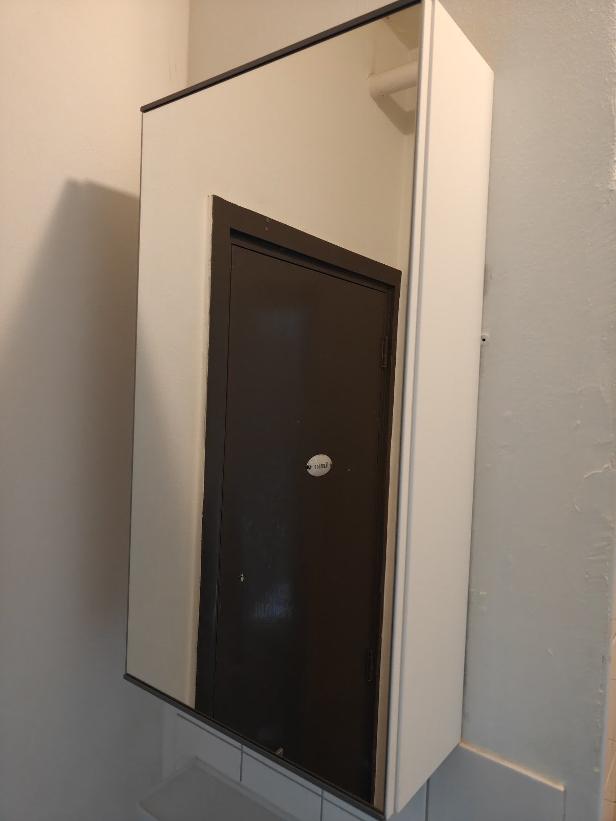 IKEA witte badkamerkast met spiegeldeur ENHET, Huis en Inrichting, Badkamer | Badkamermeubels, Ophalen, Zo goed als nieuw, Minder dan 50 cm