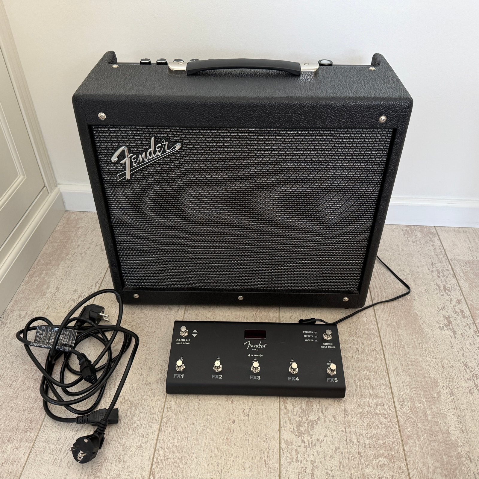 NIEUWSTAAT Fender GTX-50 Mustang amp & GTX-7 pedal, Ophalen, Zo goed als nieuw, Minder dan 50 watt