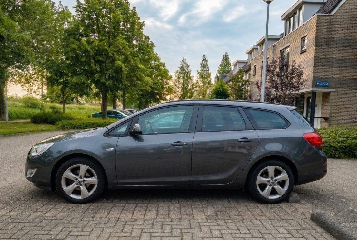 Opel Astra 1.4 74KW Sports Tourer 2011 (APK tot 2027), Auto's, Voorwielaandrijving, Euro 5, Stof, 4 cilinders