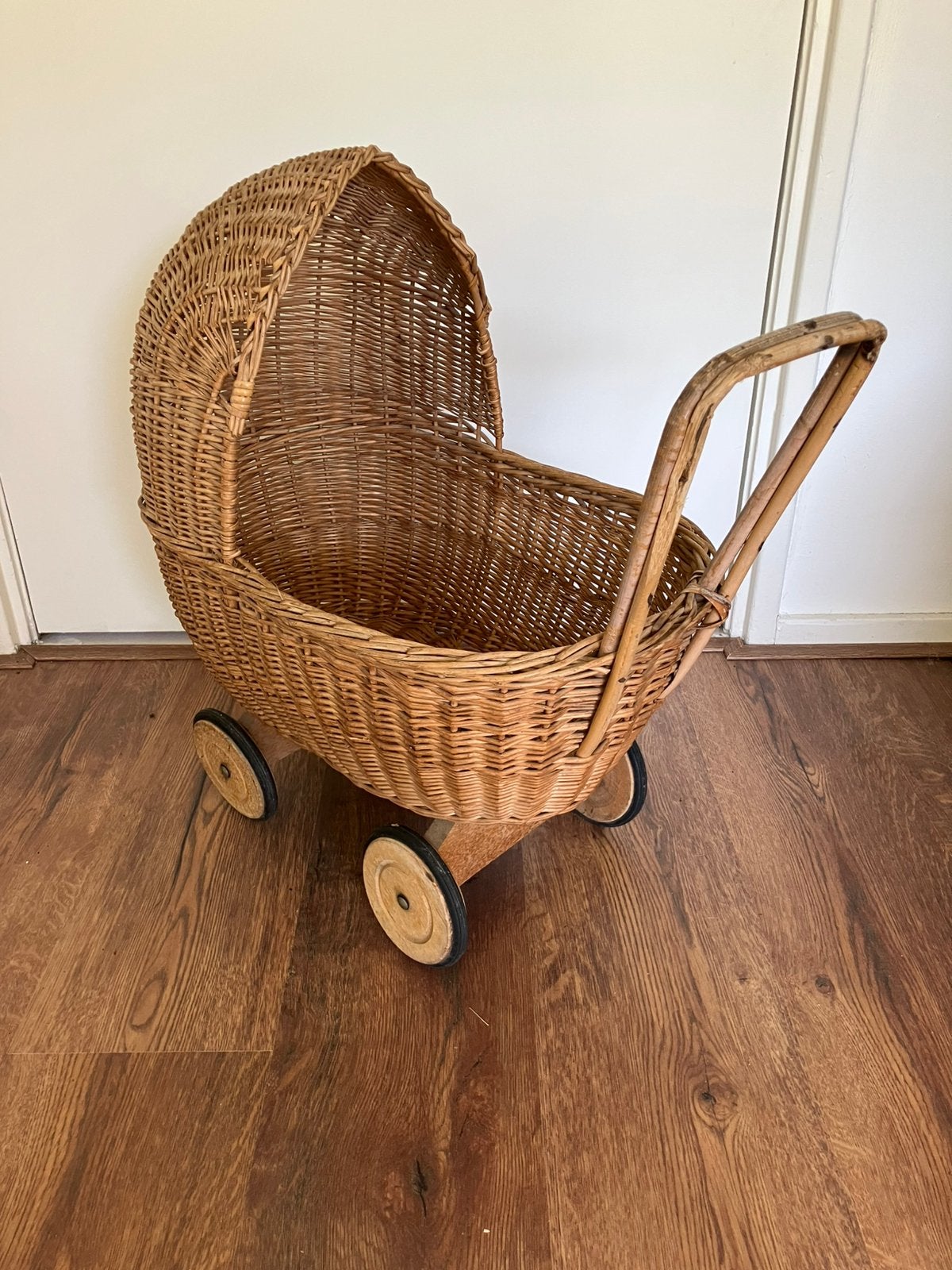 Vintage uniek rotan poppenwagen riet gevlochten rubber wiel, Ophalen of Verzenden, Gebruikt, Babypop
