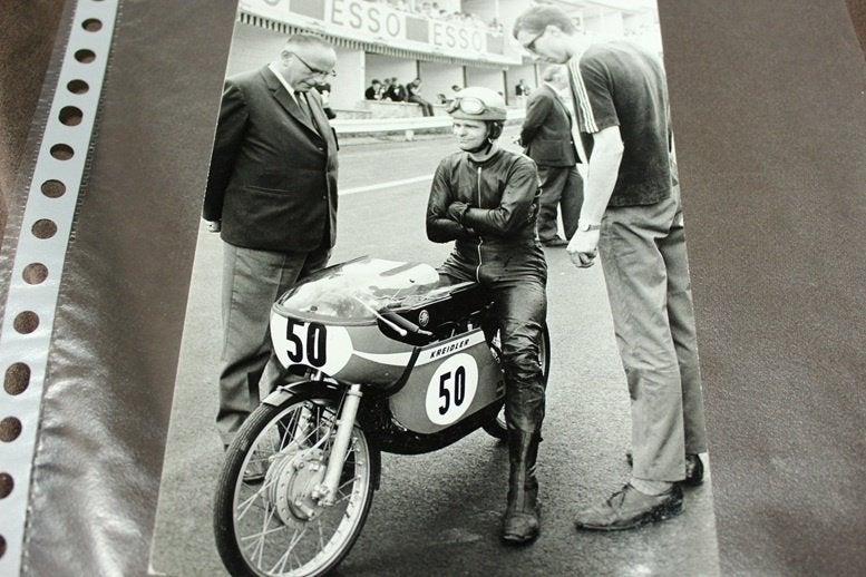 foto Cees van Dongen op Kreidler 50cc racer  TT, Ophalen of Verzenden, Gelezen