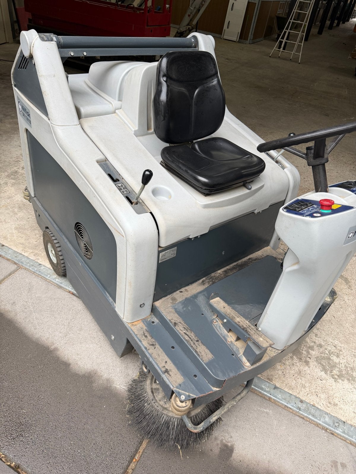 Nilfisk SR1301B Veegmachine - Krachtige Industriële Reiniger, Tuin en Terras, Veegmachines, Ophalen