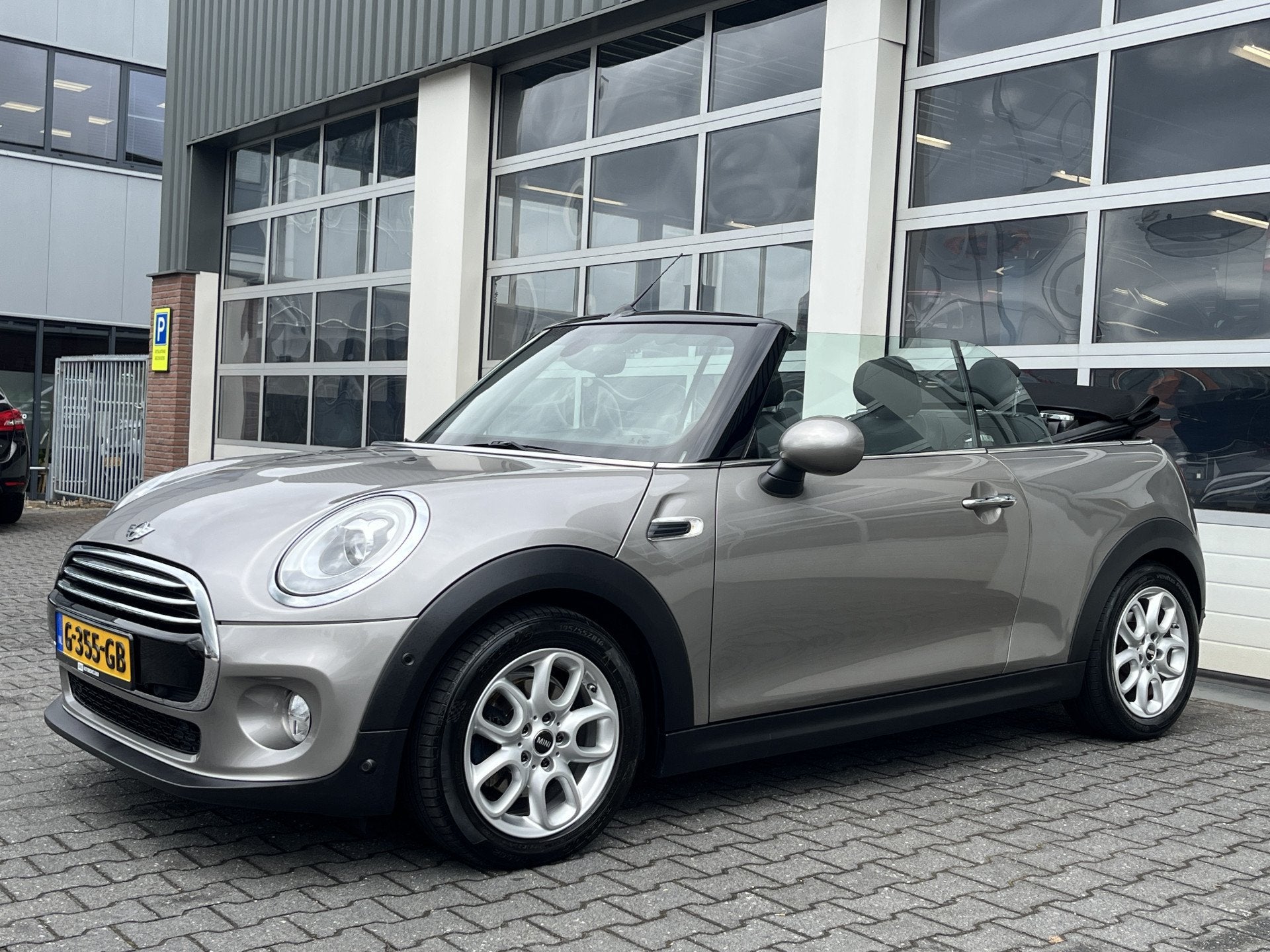 MINI Cabrio 1.5 Cooper Salt Airco Cruise control Stoelverwar, Auto's, Gebruikt, Cabriolet, 4 stoelen, Bedrijf
