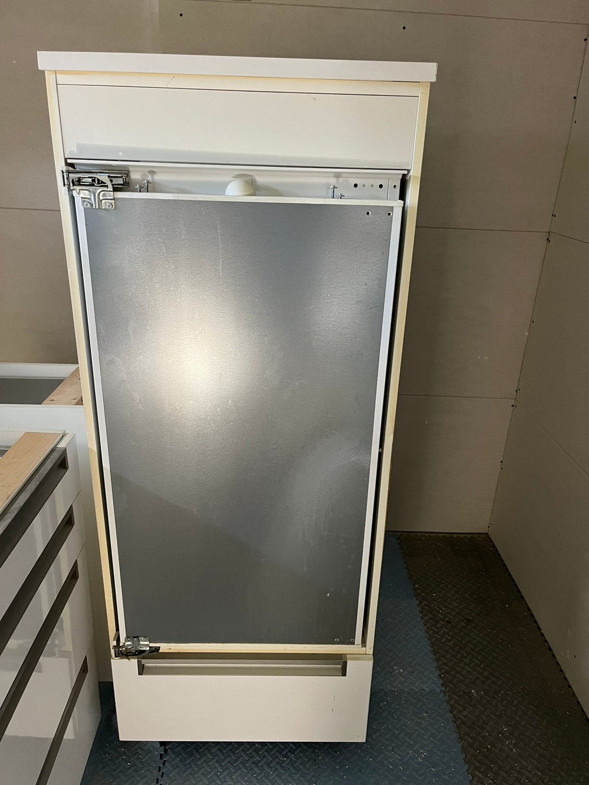 Koelkast inbouw met witte ombouw, Ophalen, Zonder vriesvak, 200 liter of meer, 60 cm of meer