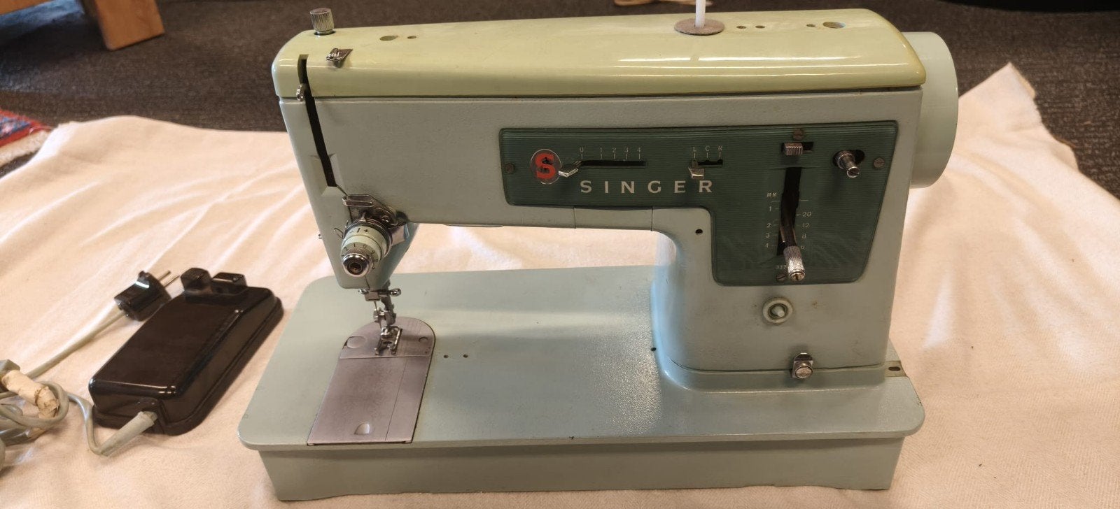 Singer naaimachine met pedaal en opberghoes, Ophalen