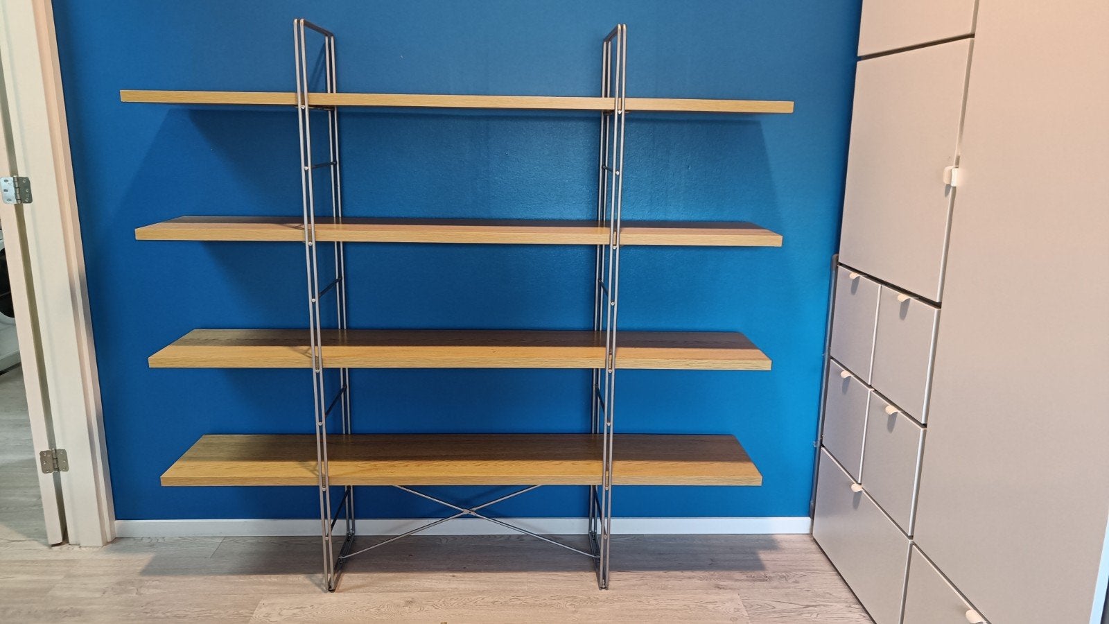 Stijlvolle Boekenkast met Metalen Frame en Houten Planken, Met plank(en), 100 tot 150 cm, Modern, Industrieel, Zo goed als nieuw