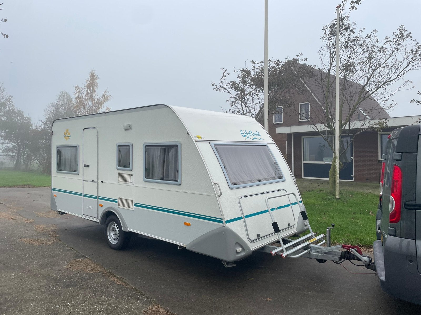 Eifelland 460 caravan met voortent, Rondzit, Voortentlamp, Omvormbare zithoek, 750 - 1000 kg