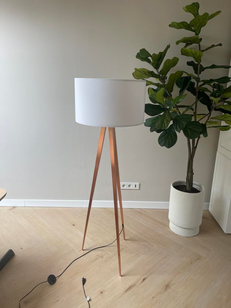 Stijlvolle koperen staande lamp met witte kap Merk Zuiver, Ophalen, Zo goed als nieuw, Metaal, 150 tot 200 cm