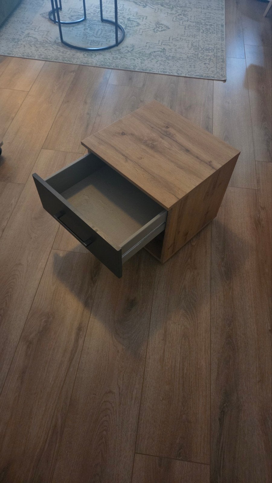 Nachtkastje met lade en kunststof voetjes, Huis en Inrichting, Slaapkamer | Nachtkastjes, Gebruikt, Minder dan 45 cm, Ophalen of Verzenden