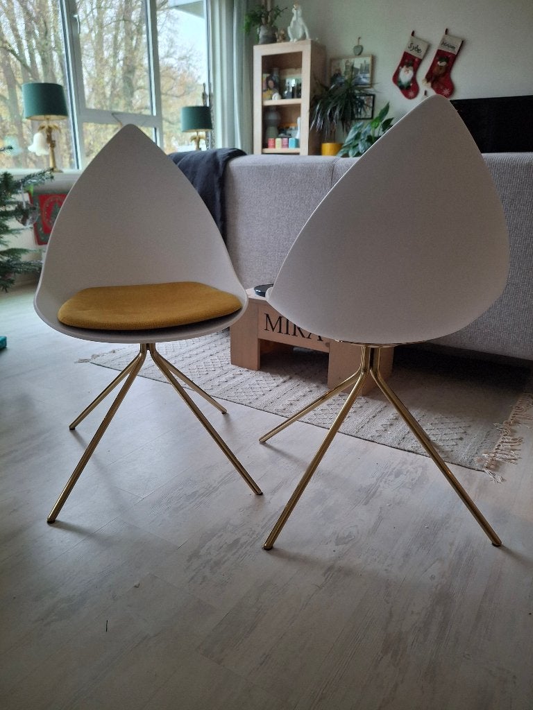 Twee witte BoConcept Ottawa eetkamerstoelen, messing poten, Huis en Inrichting, Stoelen, Ophalen, Twee, Wit, Deens design - ontworpen door Karim Rashid
