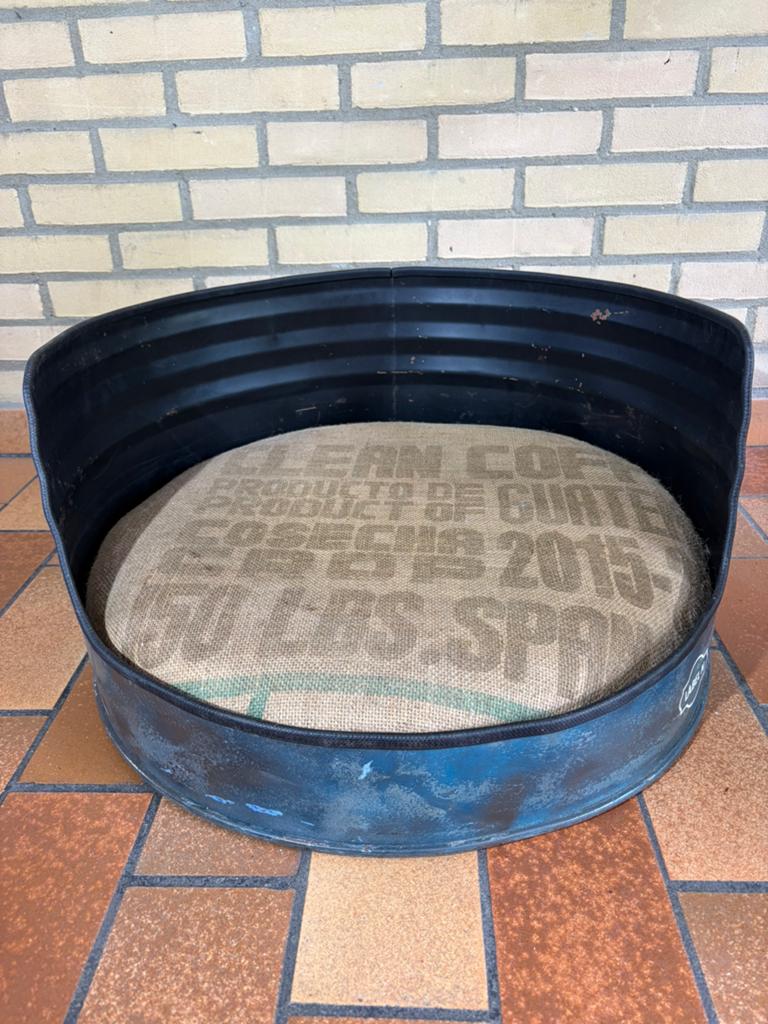 Vintage industrieel handgemaakte hondenmand van olievat.687, Dieren en Toebehoren, Hondenmanden, Ophalen, Nieuw, Overige