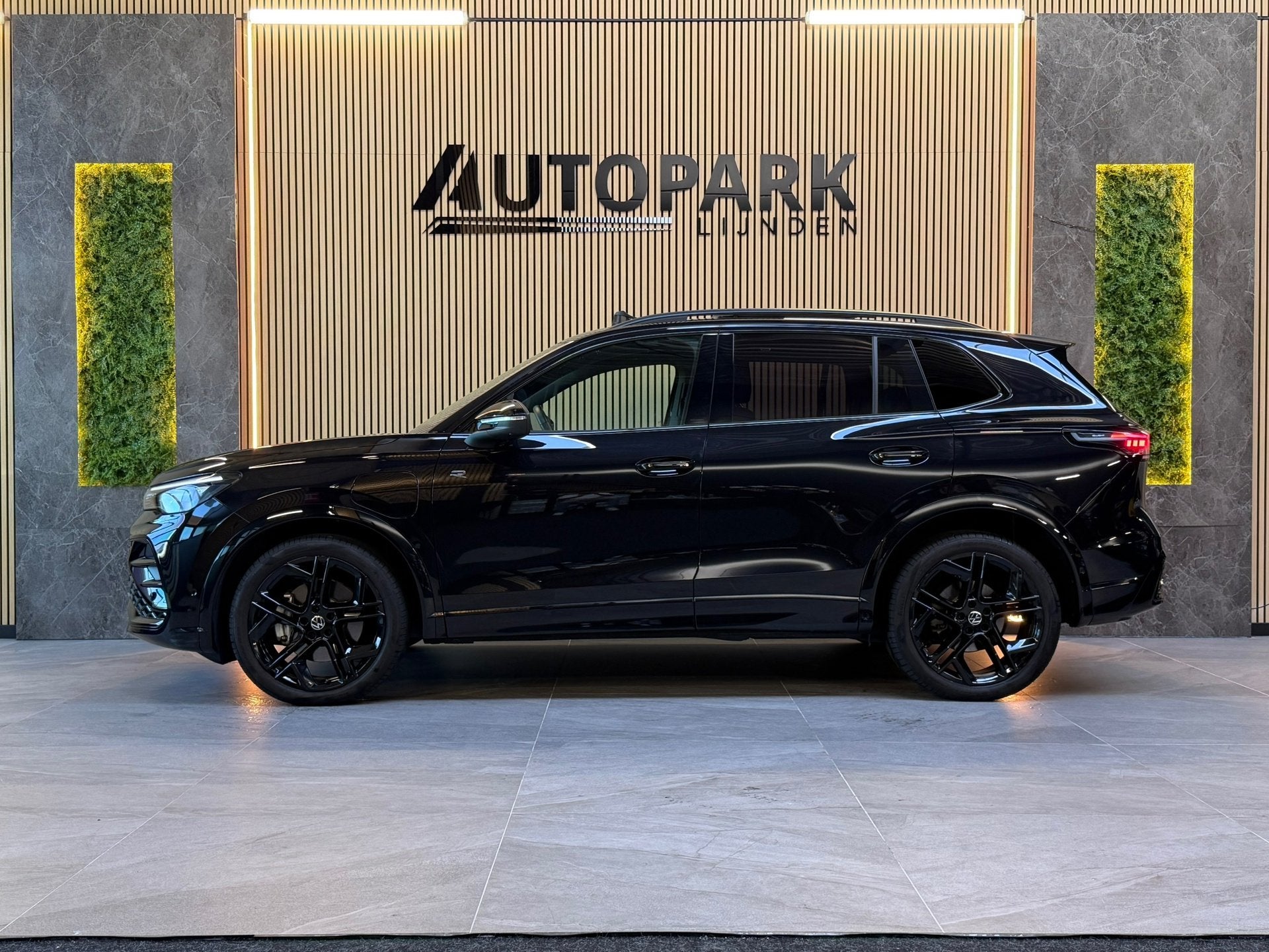Volkswagen TIGUAN 1.5 eHybrid 3X R-Line Business |PANO|MASSA, Auto's, Dealer onderhouden, 250 km/l, Zwart, Nieuw