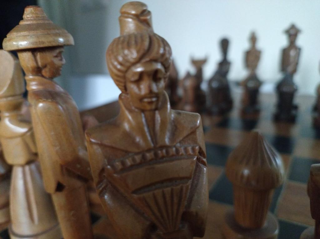 Sierlijk handgemaakt houten schaakspel met tafel, Een of twee spelers, Ophalen, Gebruikt