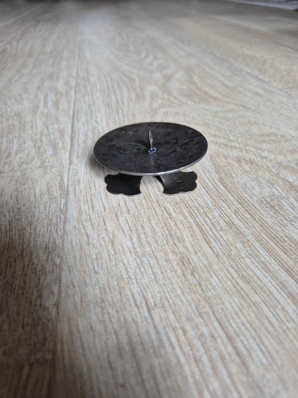 Antieke metalen kandelaar met pin, Antiek en Kunst, Antiek | Kandelaars, Ophalen of Verzenden