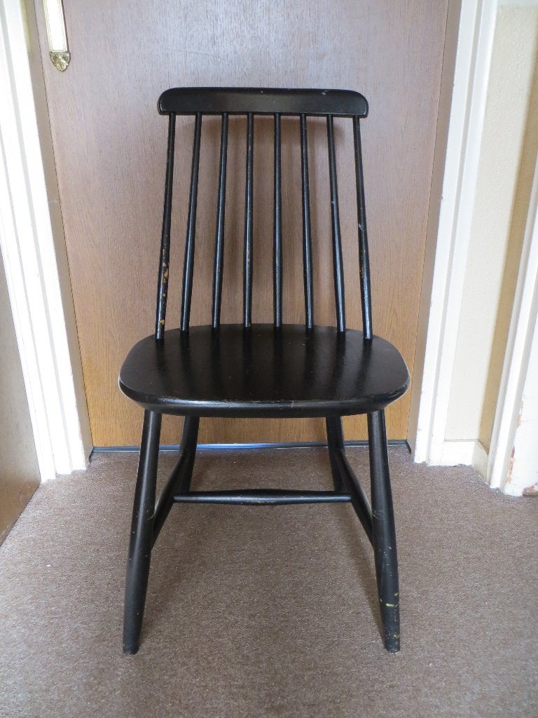 Vintage houten stoel met spijlen. Ilmari Tapiovaara. Feest, Ophalen, Gebruikt, Zwart, Vintage