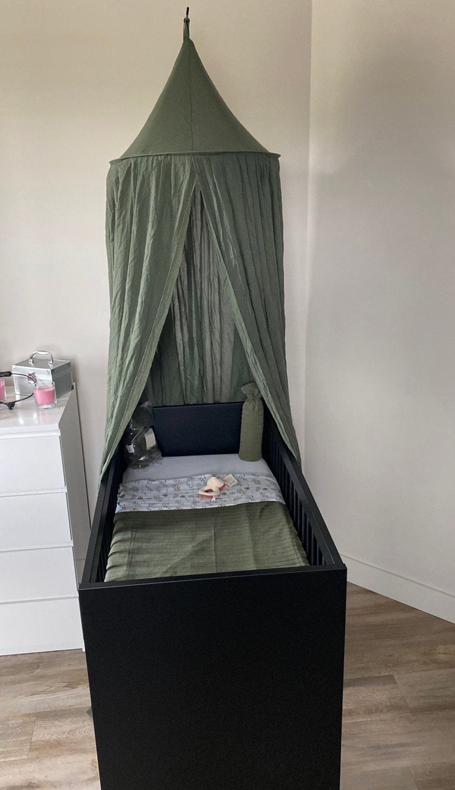 Donker groene klamboe Jollein met zwarte piekstok, Ophalen, Zo goed als nieuw, Jongetje of Meisje