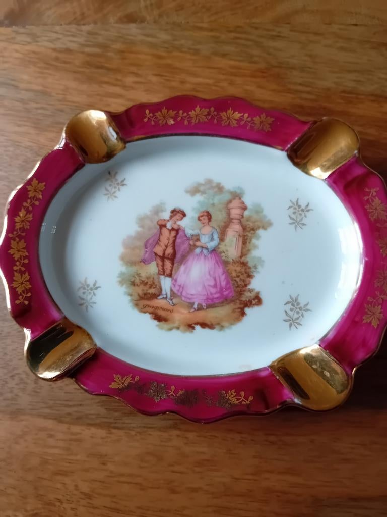 LIMOGES FRANCE PORCELAINE.  Rood met gouden rand., Ophalen of Verzenden