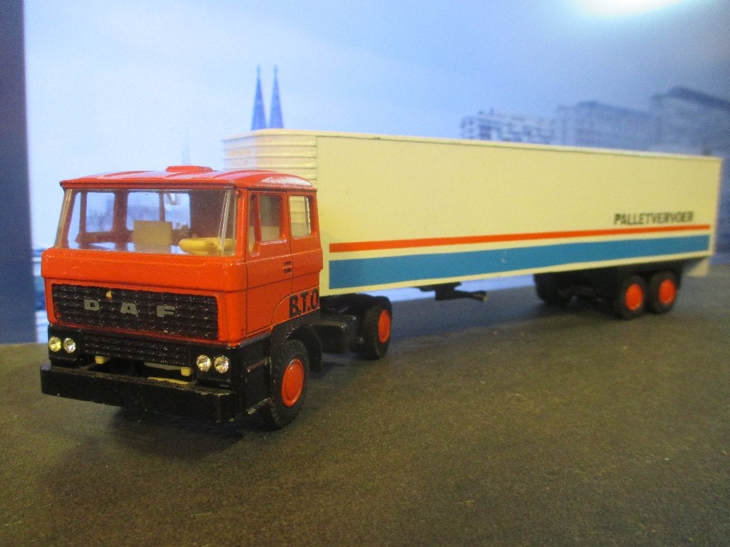 1/50 DAF 2800 + Euro-trailer Lion Toys B.T.O. Palletvervoer, Ophalen of Verzenden, Gebruikt, Bus of Vrachtwagen, Lion Toys