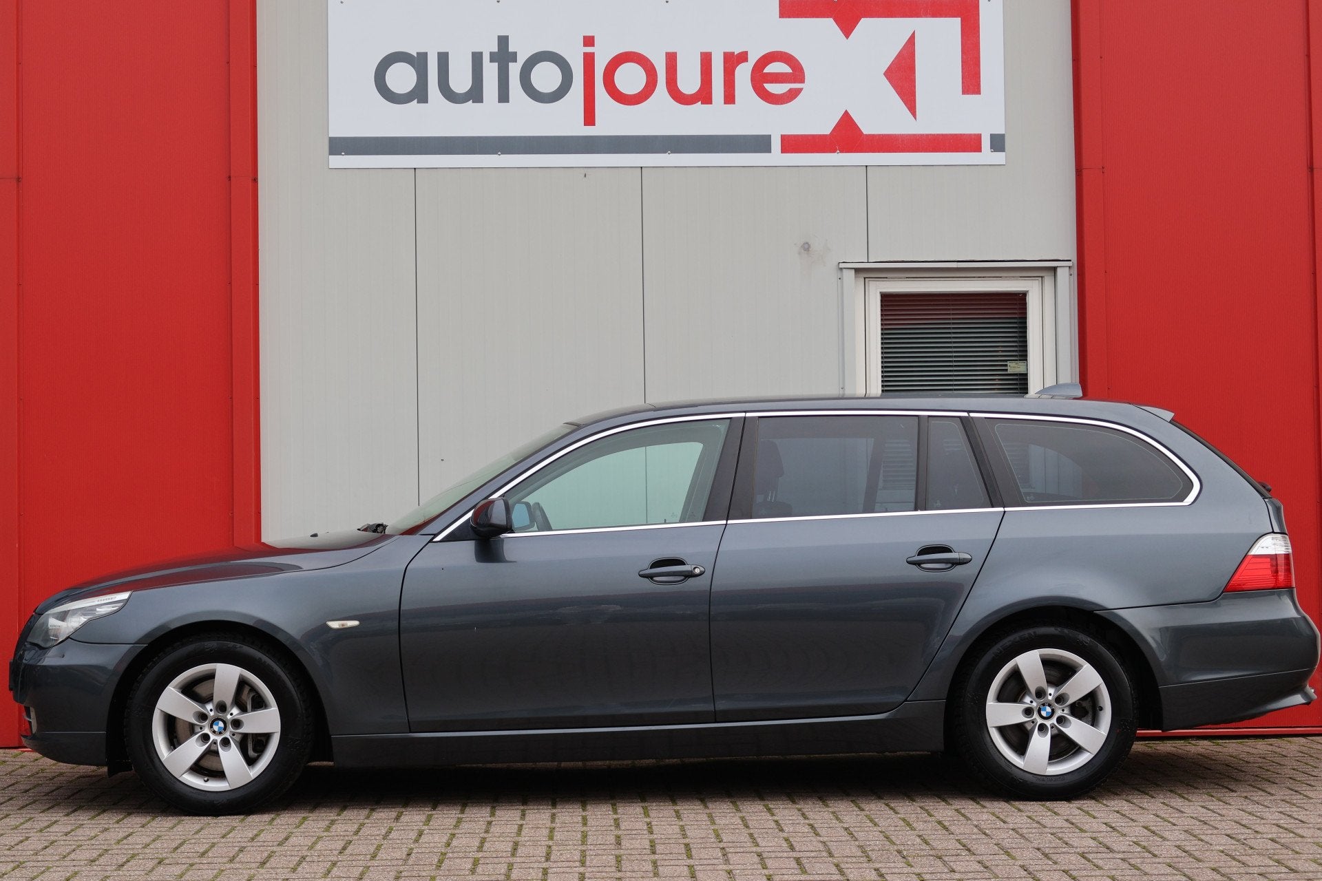 BMW 5 Serie Touring 523i (bj 2008, automaat), Auto's, Gebruikt, Zwart, 93 €/maand, 750 kg