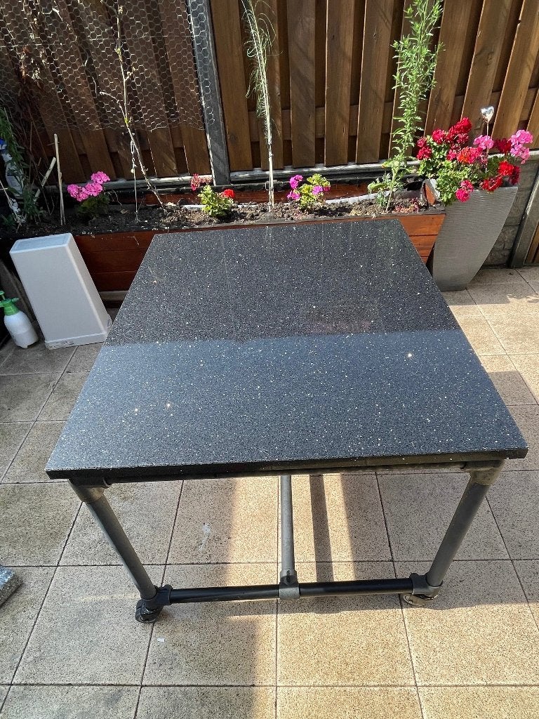 Stevige tuintafel met granieten blad en wielen, Ophalen, Gebruikt, Rechthoekig, Metaal