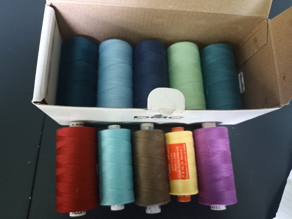 Doosje met 10 klossen naai garen, DMC Alterfil, Hobby en Vrije tijd, Naaien en Fournituren, Ophalen of Verzenden, Nieuw, Garen of Naald(en)