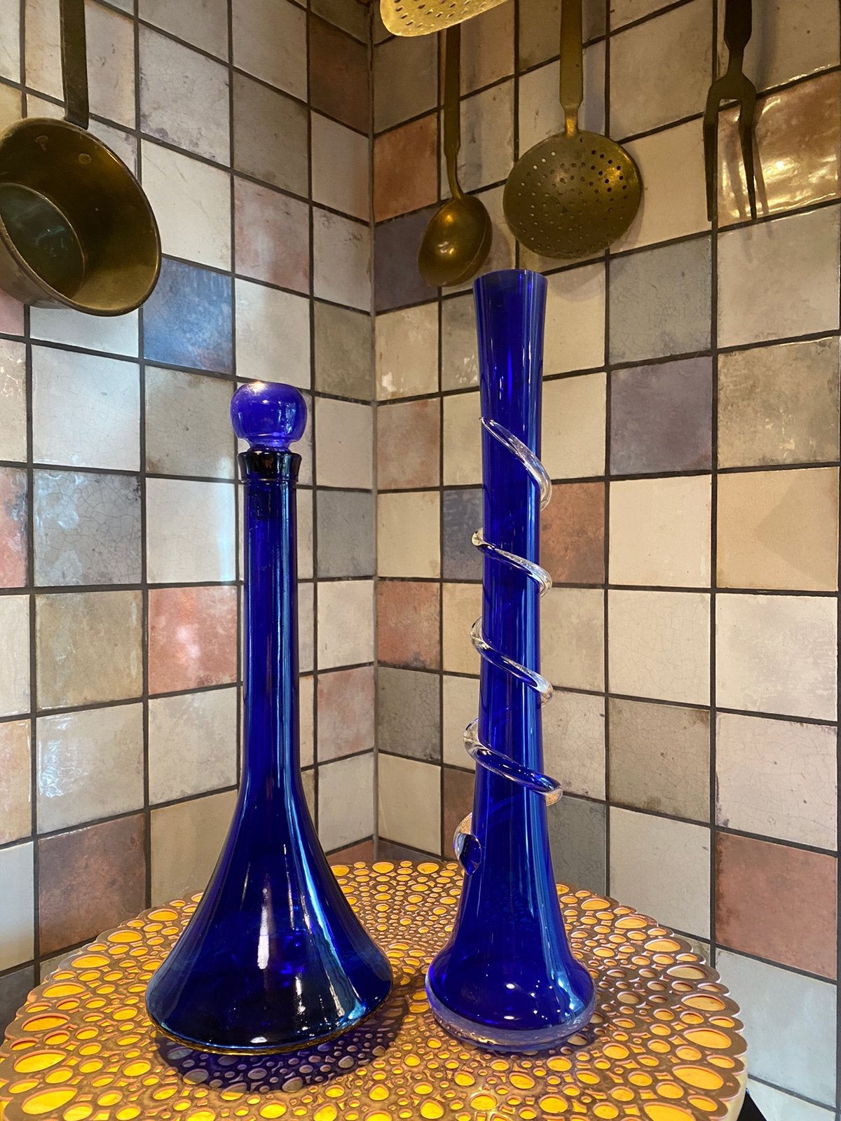 2 blauwe vintage glazen vazen,hoog 40 en 34 cm,onder 9 en 13, Ophalen of Verzenden