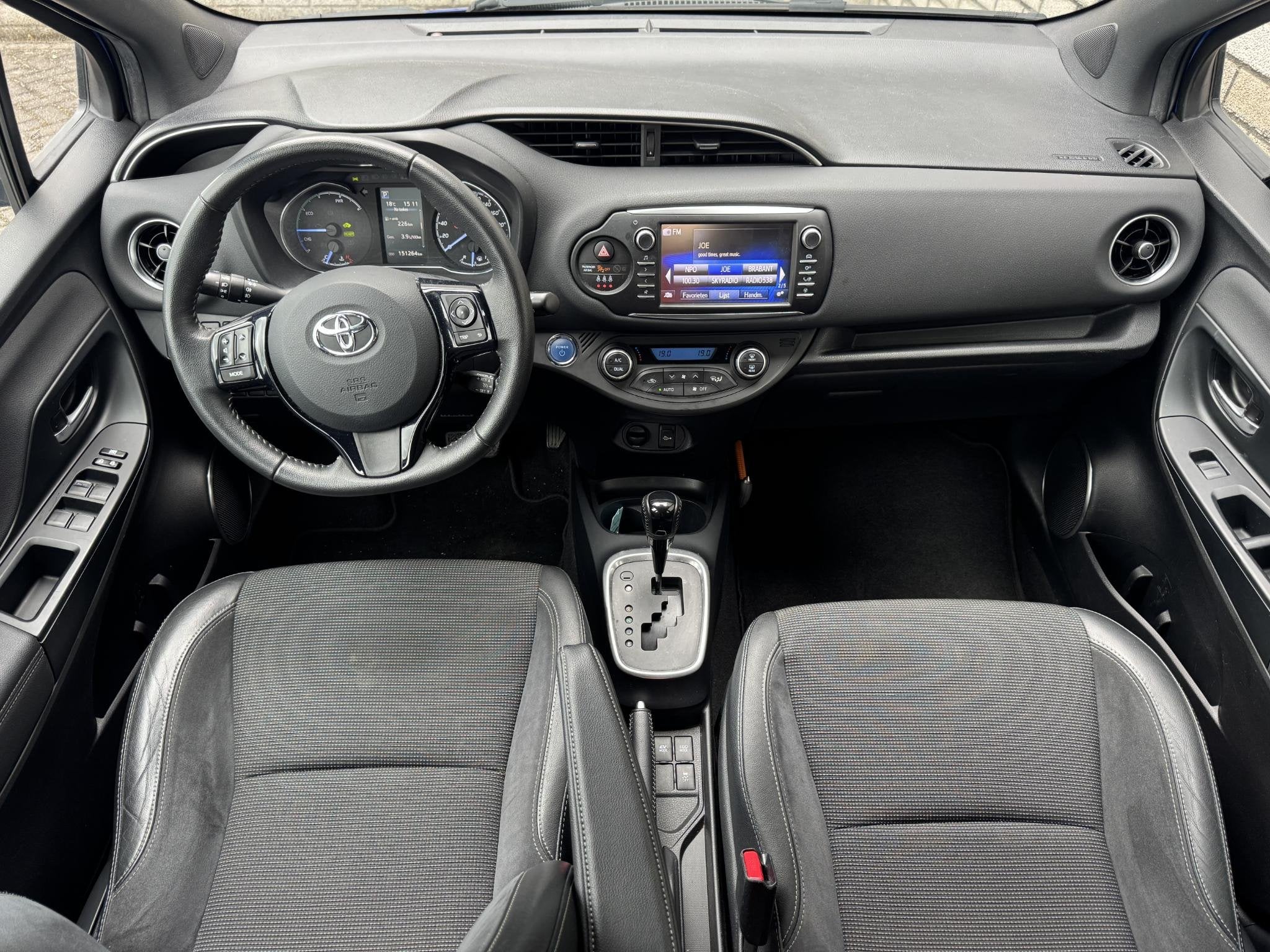 Toyota Yaris 1.5 Hybrid Executive | Trekhaak | Navigatie | A, Gebruikt, 4 cilinders, Met garantie (alle), 49 €/maand