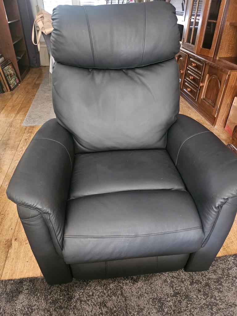 Z.g.a.n.Zwarte Leder Sta op Relaxfauteuil, Huis en Inrichting, Fauteuils, Ophalen, Modern, Comfort, Zo goed als nieuw, 75 tot 100 cm