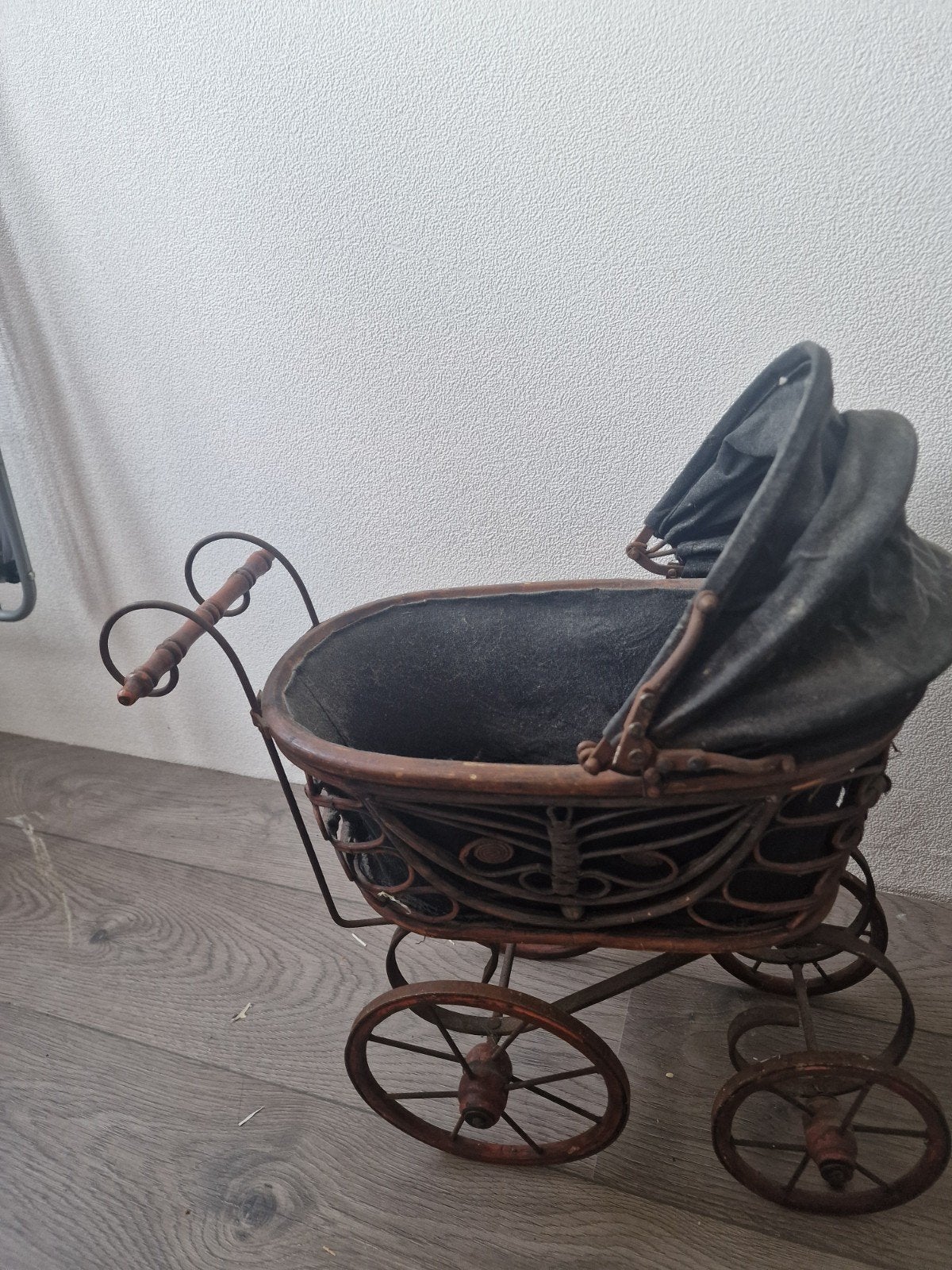 Antieke decoratieve poppenwagen, Ophalen