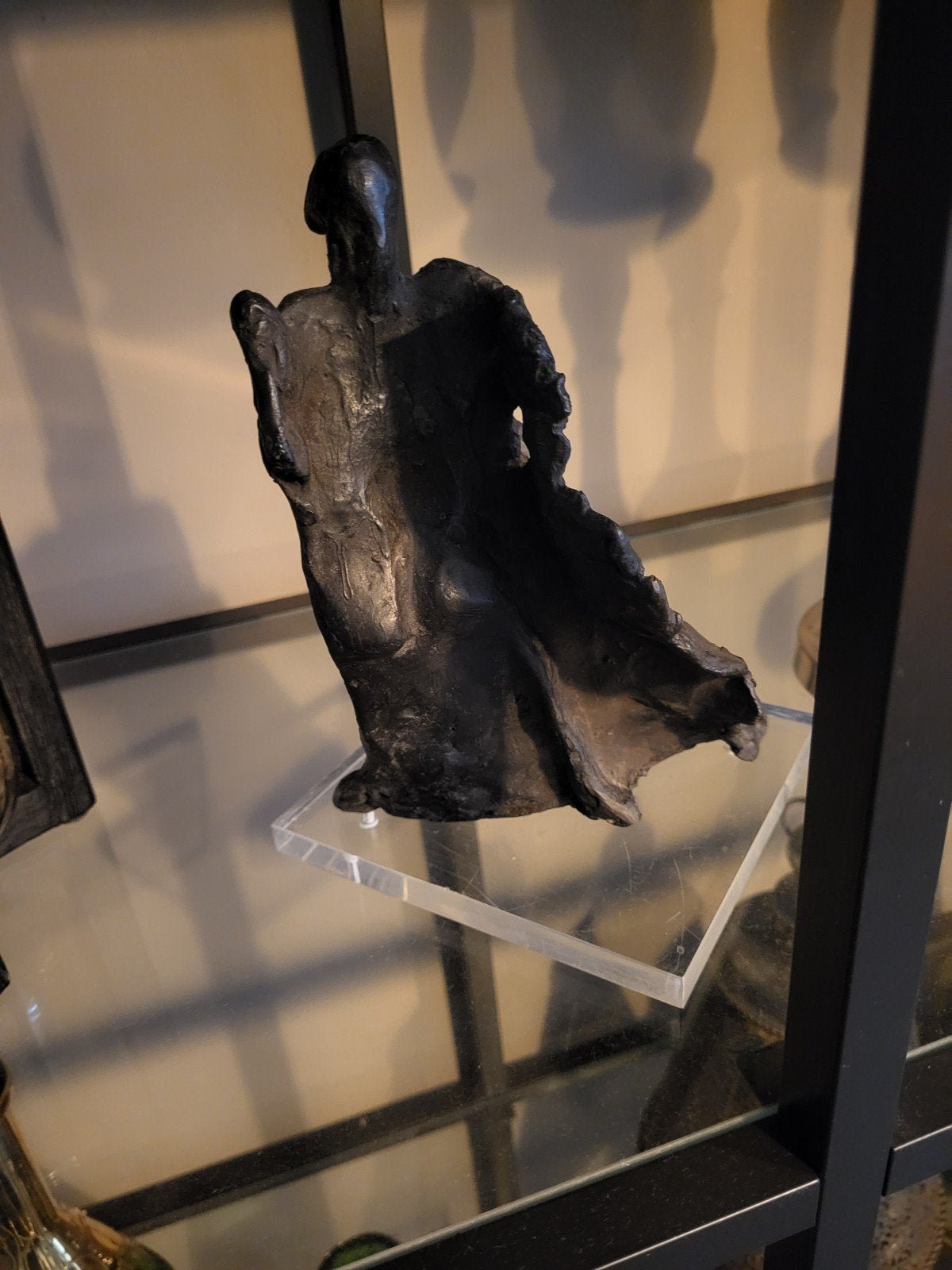 Abstracte sculptuur van een figuur, donker metaal ( brons), Antiek en Kunst, Minder dan 20 cm, Ophalen of Verzenden, Zwart, Op sokkel