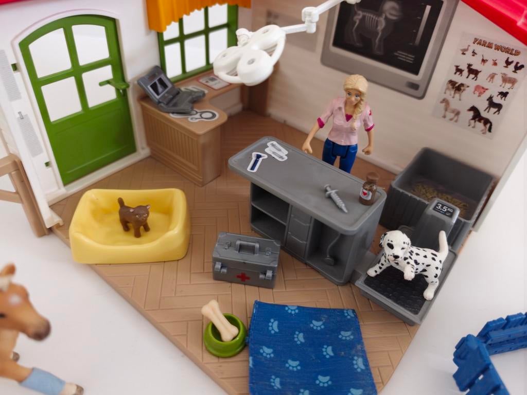 Schleich 42502 Dierenkliniek met accessoires, Ophalen of Verzenden, Zo goed als nieuw, Jongen of Meisje