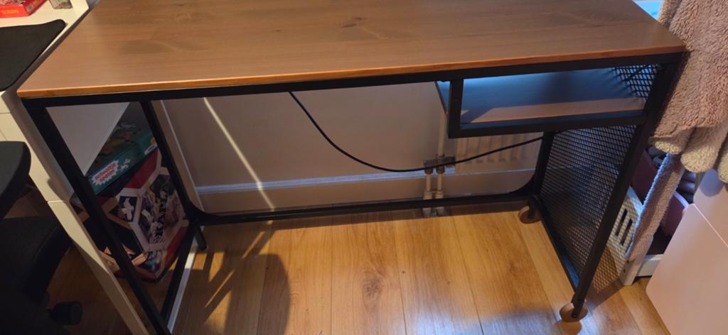 Ikea computer tafel (FJÄLLBO), Huis en Inrichting, Ophalen, Zo goed als nieuw