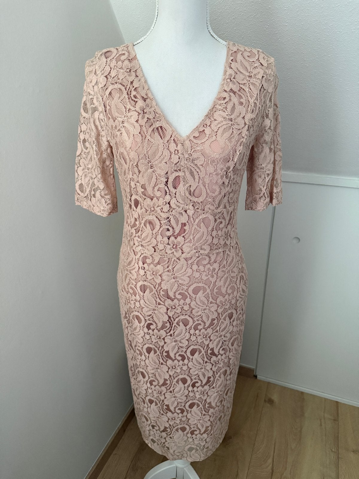 La Dress by Simone jurk van kant in Maat L, Kleding | Dames, Maat 38/40 (M), Ophalen of Verzenden, Zo goed als nieuw, Knielengte