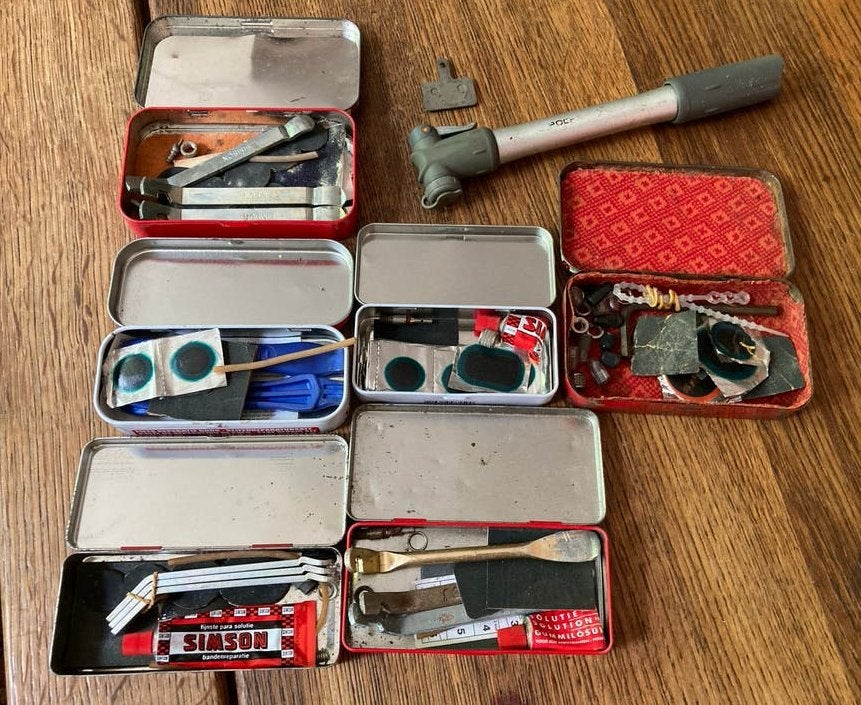 Vintage fietsreparatieset met pomp en bandenplakspullen, Gebruikt, Overige typen, Staal, Ophalen of Verzenden